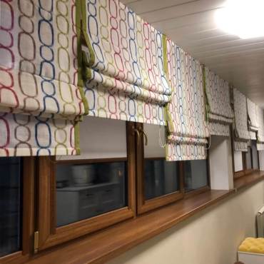 Оформление столовой римскими шторами